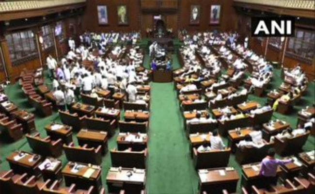 कर्नाटक संकटः फ्लोर टेस्ट से लेकर सुप्रीम कोर्ट तक मामला है अटका, मगर बयानबाजी तेज