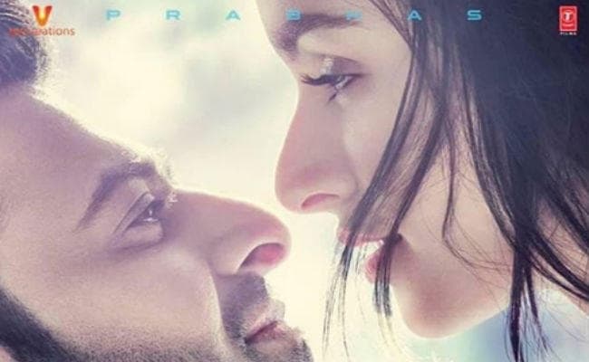 #saahoposter : प्रभास-श्रद्धा कपूर का रोमांटिक अंदाज, एकदूसरे की आंखों में झांकते दिखे