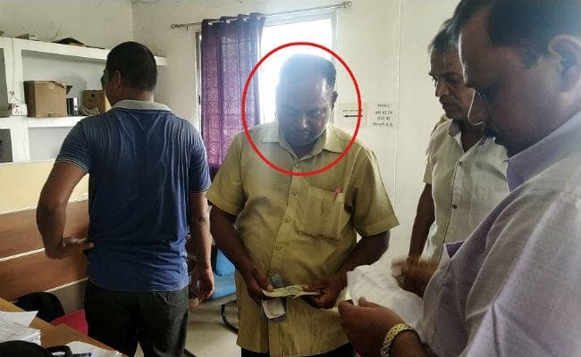 धनबाद : घूस लेते राजस्व कर्मचारी को एसीबी की टीम ने रंगे हाथों किया गिरफ्तार