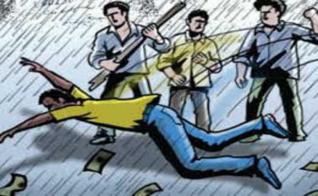 चोरी का विरोध करने पर परिवार के तीन सदस्यों पर जानलेवा हमला