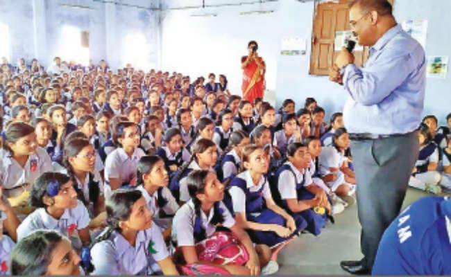 बच्चों को बताया आकाशीय बिजली से बचने का तरीका