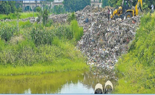 पुरानी सराय में निगम गिरा रहा कूड़ा चंपा नदी में खड़ा हो रहा कचरे का पहाड़