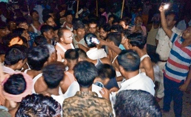 भोजपुर : ग्रामीणों ने एक चोर को पकड़कर पीटा, दो फरार, आक्रोशितों ने पुलिस वाहन पर किया पथराव