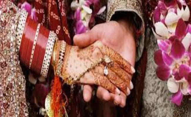 चर्चा : आदिवासी महिला समुदाय से बाहर जाकर शादी करे, तो उसके पति और बच्चों को क्यों ना मिले संपत्ति पर हक?