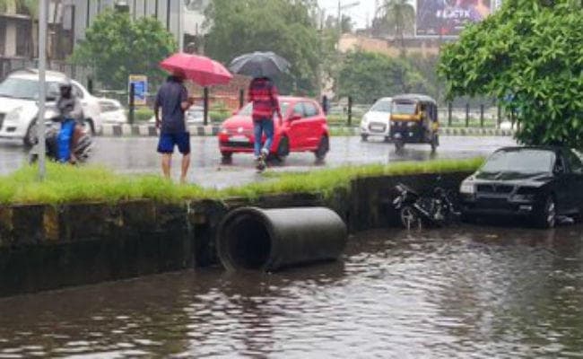 मुंबई में भारी बारिश, ट्रेन सेवाएं और सड़क यातायात बाधित