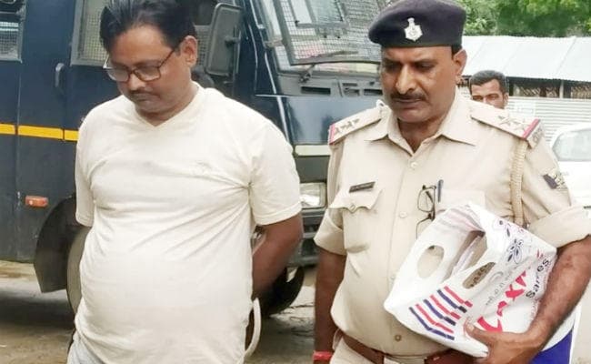 जिलाधिकारी आवास पर बैठक कर बाहर निकलते ही DPO गिरफ्तार, ...जानें क्या है मामला?