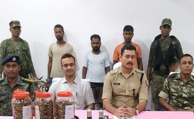 Jharkhand : AK-47 के 1500 कारतूस व नकद के साथ भाकपा माओवादी के तीन नक्सली गिरफ्तार