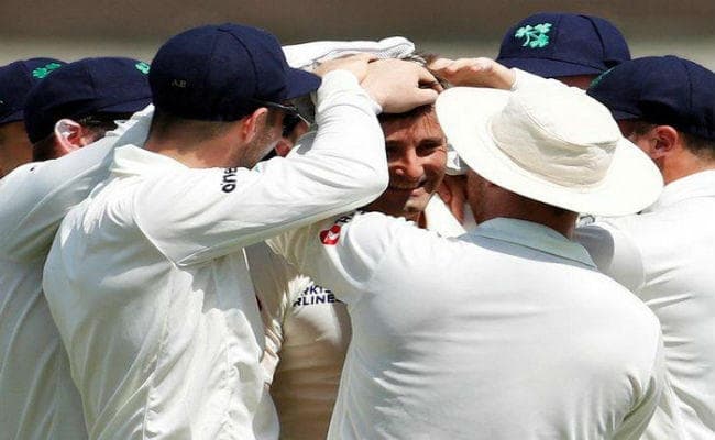 वर्ल्ड चैंपियन इंग्लैंड को आयरलैंड ने टेस्ट में 85 रन पर समेटा