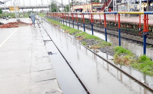 बिहार में बाढ़ : नेपाल में बारिश से बिहार के कई गांवों में घुसा पानी, ठनका गिरने से पांच लोगों की मौत