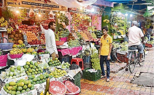महंगाई की मार : बारिश के कारण माल आना हुआ कम, सावन में 20% महंगे हो गये फल