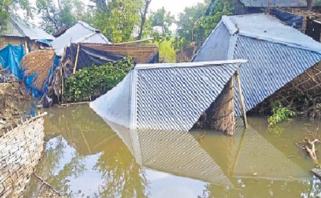 नहीं थम रहा कोसी का कहर,  बाढ़ से सैकड़ों घर क्षतिग्रस्त, सड़क पर रहने को मजबूर लोग