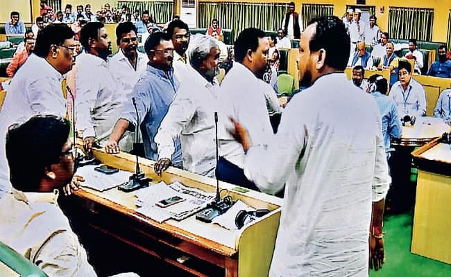 रांची : सदन ठप, गूंजा जय श्री राम के साथ जय सरना का नारा