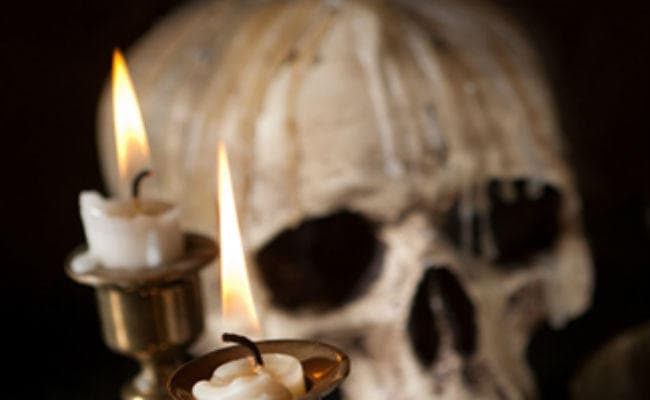 भूत-पिशाच भगाने के लिए तीन साल की बेटी को 10 घंटे तक गर्म कार में रखकर मार डाला