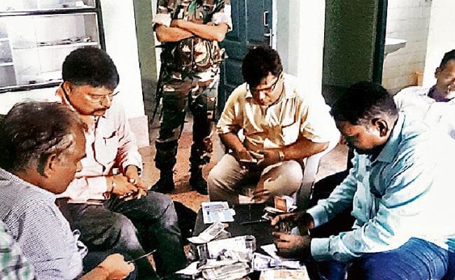 रांची : रिश्वत लेते गिरफ्तार इइ के कमरे की तलाशी में मिले "9.05 लाख