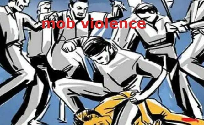 अर्द्धनग्न अवस्था में घूम रहे शख्‍स को बच्चा चोर बताकर भीड़ ने पीटा, वीडियो वायरल