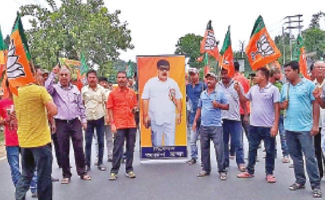 सांसद अर्जुन सिंह के घर पर बमबाजी, विरोध में पथावरोध