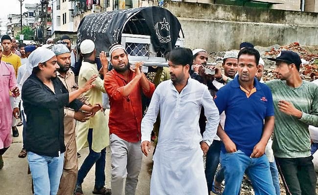 रांची : डोरंडा कब्रिस्तान में सुपुर्द-ए-खाक हुई फलक, पिता, रिश्तेदार और आसपास के लोगों ने दी मिट्टी