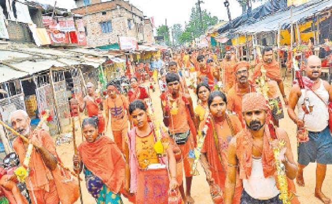 तीन किमी लंबी कतार, एक लाख से अधिक जलार्पण