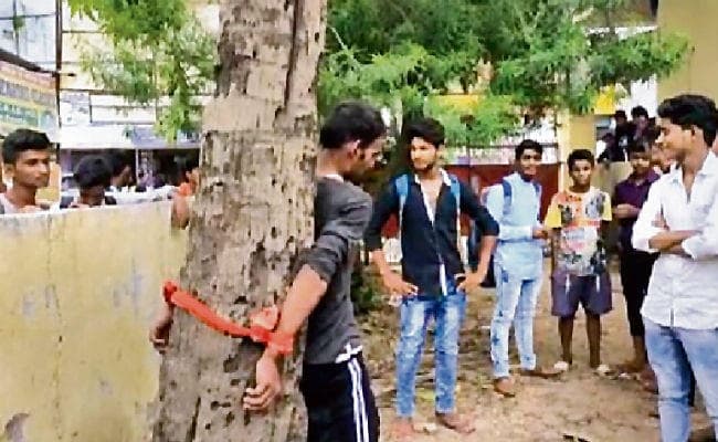 भोजपुर :भीड़ ने चोर को पेड़ में बांधकर पीटा, इधर  वैशाली में मॉब लिंचिंग से बचा बाइक चोर, बचाने गयी पुलिस पर पथराव