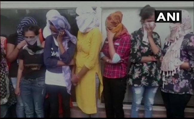 लोन देने के नाम पर ठगी करने वाली कंपनी का पर्दाफाश, 17 महिला समेत 33 लोग गिरफ्तार