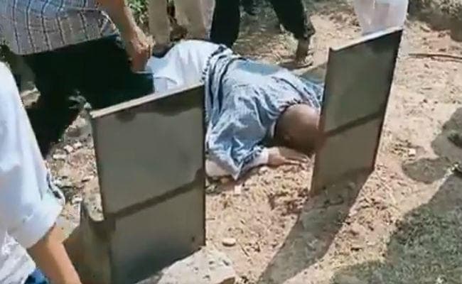 23 साल बाद बम कांड में साबित हुआ बेगुनाह, घर पहुंचकर मिली मां-बाप के मौत की खबर, कब्र पर फूट-फूटकर रोया भट्ट