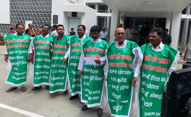 झारखंड विधानसभा के अंदर-बाहर फिर हंगामा, पारा शिक्षकों की सर्टिफिकेट की जांच रुकी, VIDEO