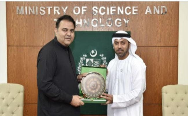 पाकिस्तान का ''मिशन चांद'' : लोगों ने कहा अब अंतरिक्ष में आतंकी भेजोगे, हाफिज सईद को भेज दो लेकिन...