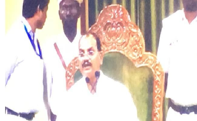 मानसून सत्र के आखिरी दिन, विरोध, नारेबाजी, इस्तीफा