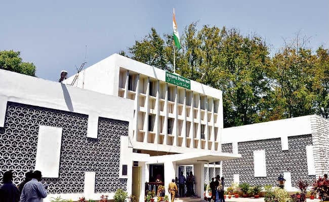 पारा शिक्षकों की नियुक्ति की कागजात जांच पर रोक लगी