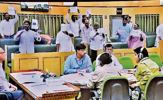 विपक्ष ने भ्रष्टाचार को लेकर सरकार को घेरा, पक्ष-विपक्ष में नोकझोंक