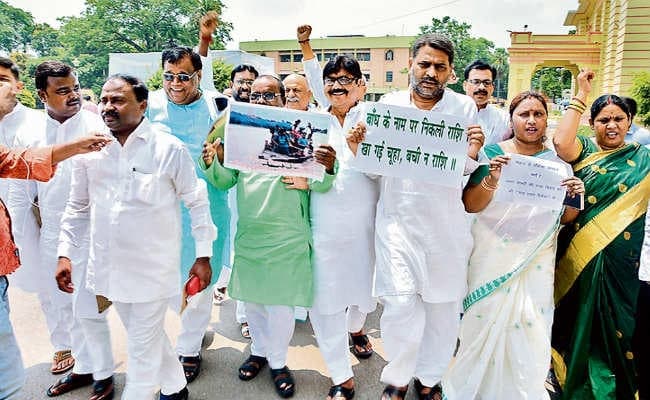 मॉनसून सत्र : विधानसभा में स्वास्थ्य मंत्री का राजद सदस्यों ने किया विरोध