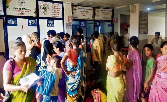 प्राथमिक स्वास्थ्य केंद्रों में रूई से लेकर सूई तक की किल्लत, कैसे हो इलाज