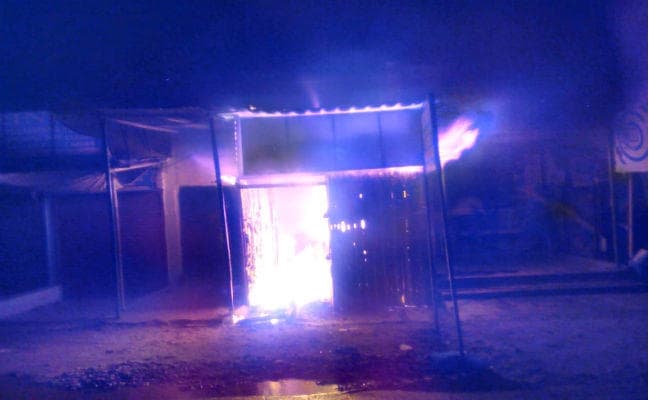 देखें VIDEO: देर रात घड़ी की दुकान में शार्ट सर्किट से लगी भीषण आग