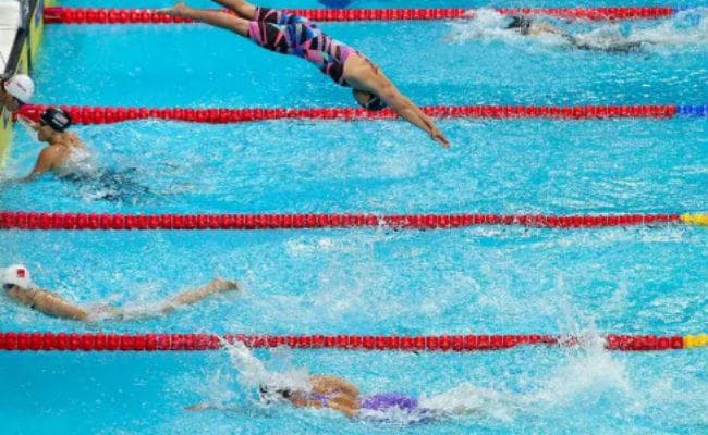 तैराकी चैम्पियनशिप में नाइट क्‍लब की बालकनी गिरी, बाल-बाल बचे 8 तैराक