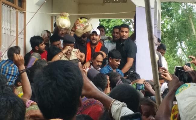 सीतामढ़ी : बाढ़ पीड़ितों के पास मदद लेकर पहुंचे खेसारीलाल, कहा- समस्‍या का होना चाहिए स्‍थायी समाधान