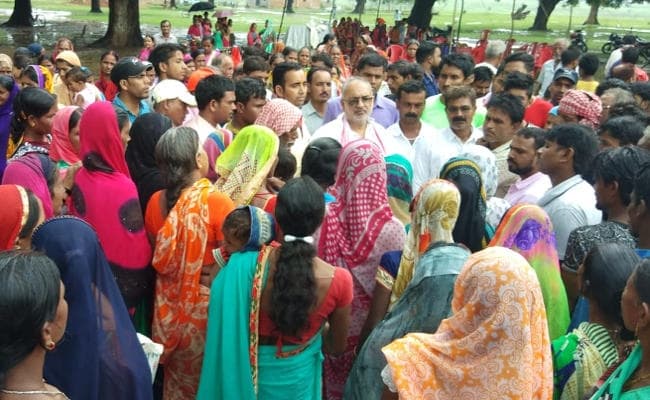 हजारीबाग में HP गैस एजेंसी के संचालक के खिलाफ भड़का जनाक्रोश, ग्रामीणों ने गोदाम में जड़ा ताला