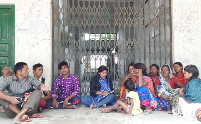 आधार कार्ड नहीं बनने से आक्रोशित ग्रामीणों ने प्रखंड मुख्यालय में जड़ा ताला
