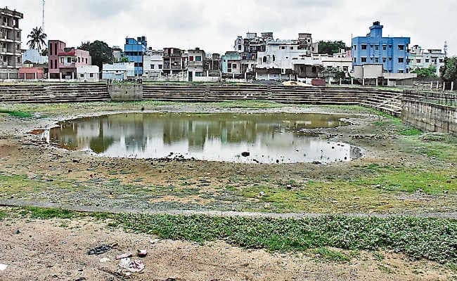 तालाब में पानी नहीं, नगर निगम ने मछली पालन के लिए निकाला टेंडर