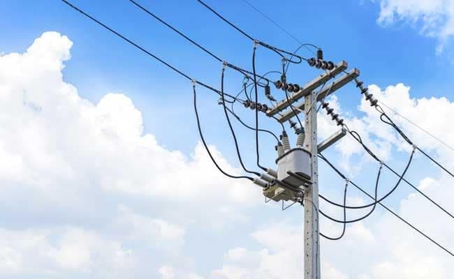 सवारी का इंतजार कर रहे रिक्शा चालक पर गिरा बिजली का तार, मौत