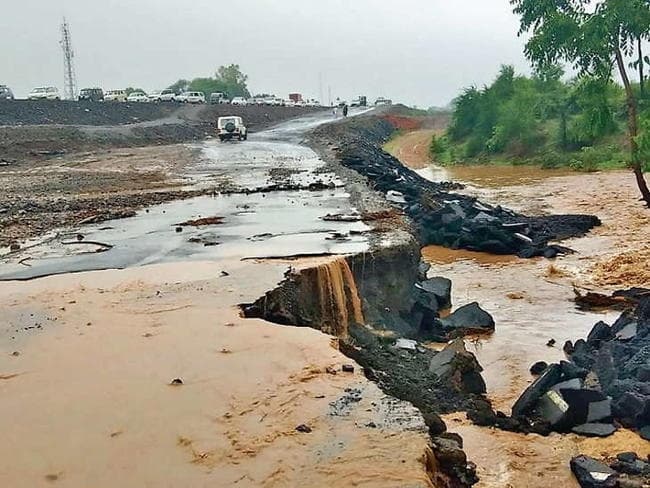 बाढ़ के पानी में 50 फुट बही सड़क, बेतिया से संपर्क भंग