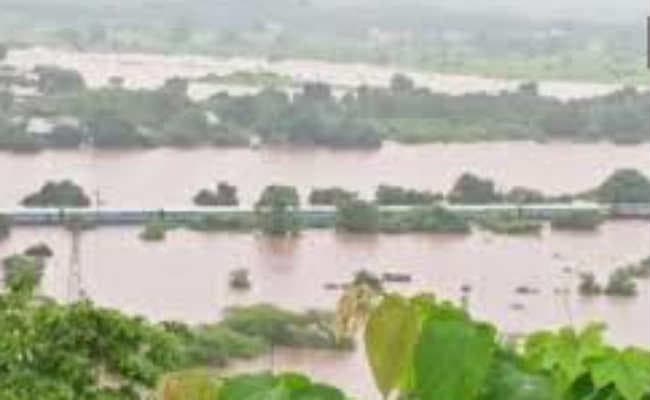 बाढ़ में घिर गयी महालक्ष्मी एक्सप्रेस, 17 घंटे फंसे रहे 1050 यात्री