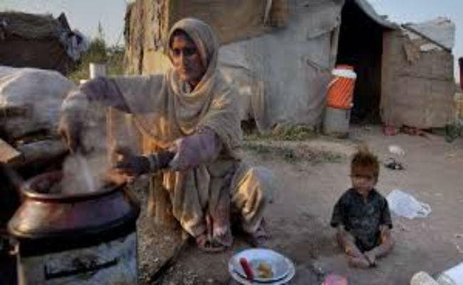 पाकिस्तान की आधी आबादी को दो वक्त का भोजन भी नहीं, बड़ी संख्या में बच्चे कुपोषण का शिकार