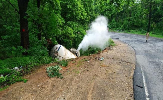 कोडरमा घाटी में गैस से लदा टैंकर पलटा, आवागमन ठप, गैस रिसाव बंद होने का इंतजार