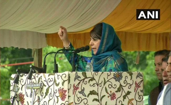 महबूबा मुफ्ती का भड़काऊ बयान- 35 A के साथ छेड़छाड़ बारूद को हाथ लगाने के बराबर