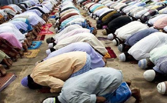 यूपी सरकार ने लगायी सार्वजनिक स्थल पर नमाज अदा करने पर रोक
