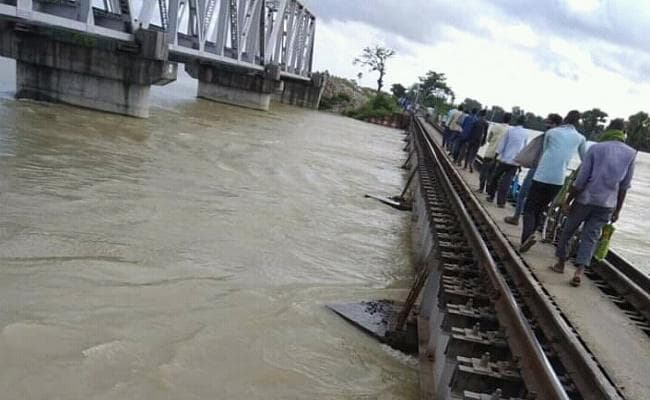 बिहार में बाढ़ से रेल यातायात प्रभावित, दरभंगा-समस्तीपुर खंड पर ट्रेनें थमीं