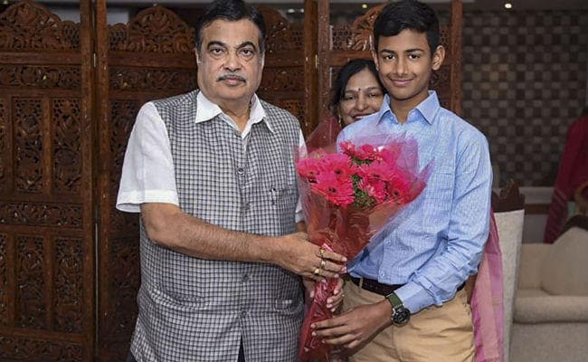 वाहनों की चोरी रोकने के लिए एेप बनाने वाले 12 वर्षीय छात्र से मिले गडकरी