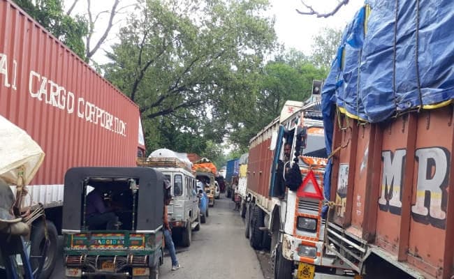 कोडरमा घाटी में गैस लदा टैंकर पलटा, लगा 20 किमी लंबा जाम, घंटों ठप रही वाहनों की आवाजाही