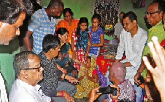 मंत्री मलय मिले सूरज के शोकाकुल परिजनों से