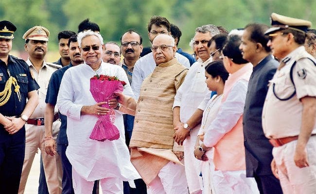 पटना : नवनियुक्त राज्यपाल फागु चौहान पहुंचे, आज लेंगे शपथ